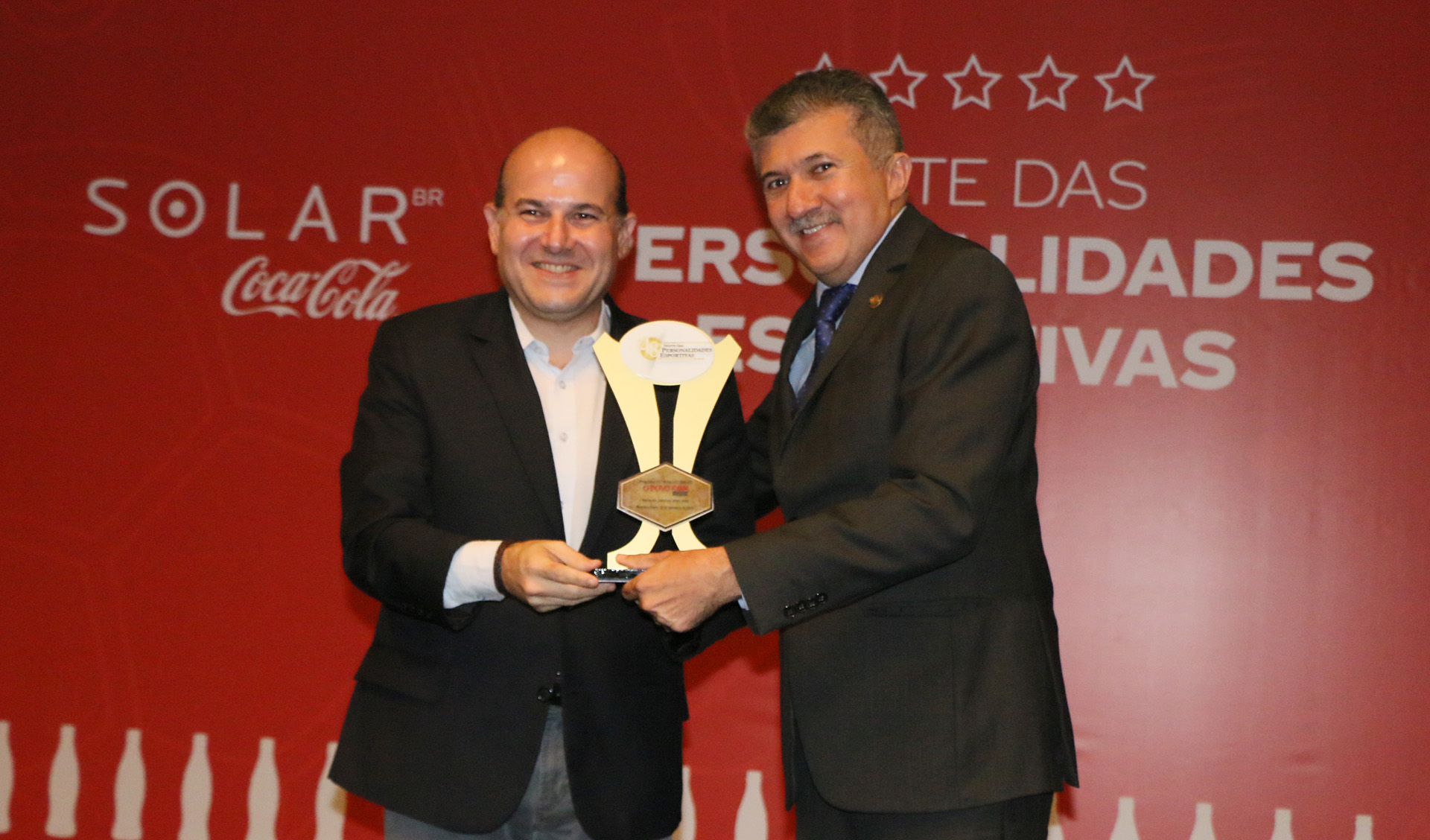 prefeito recebe o troféu personalidade esportiva